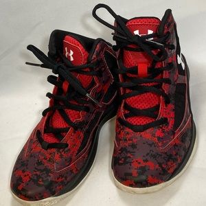 Under Armor basketball/high top shoes
